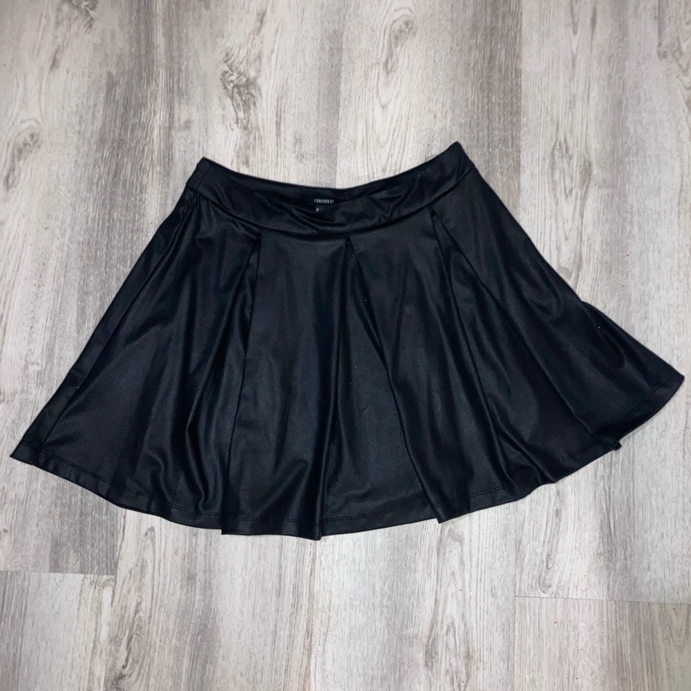 Pleaded black skirt